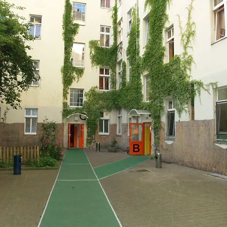 Happy Go Lucky + Hostel Berlijn