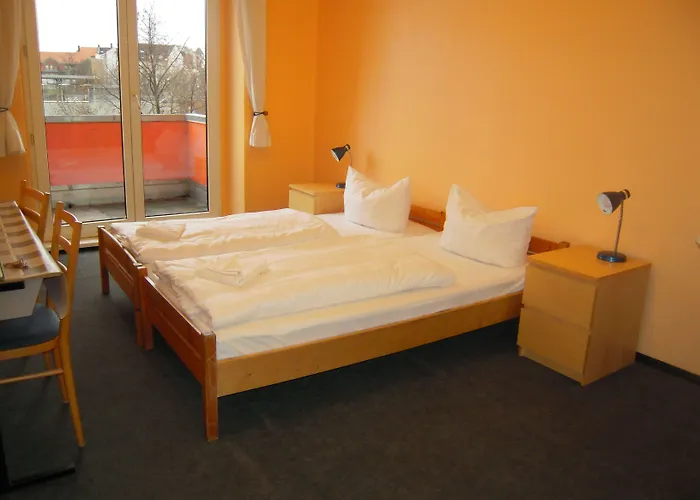 Happy Go Lucky + برلين