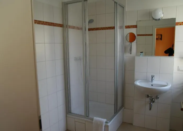 بيت شباب Happy Go Lucky + *