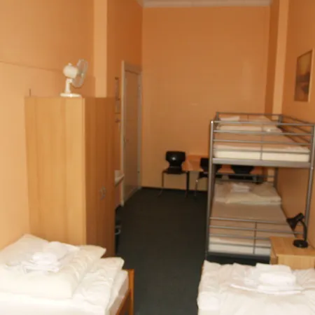 Happy Go Lucky + ホステル