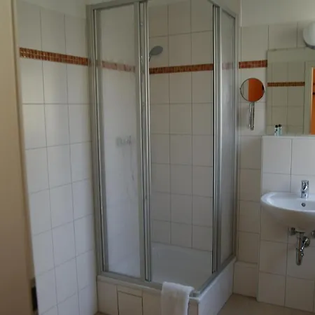 ホステル Happy Go Lucky + *